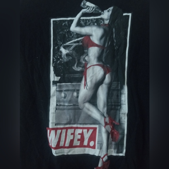 A t-shirt - Picture 2 of 3